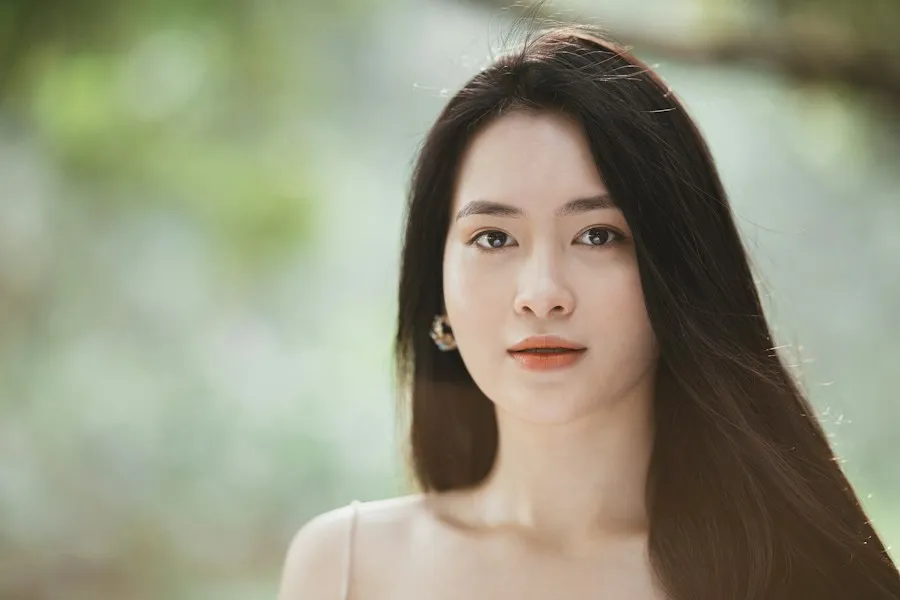 暗髪ストレートロングのヘアスタイル例