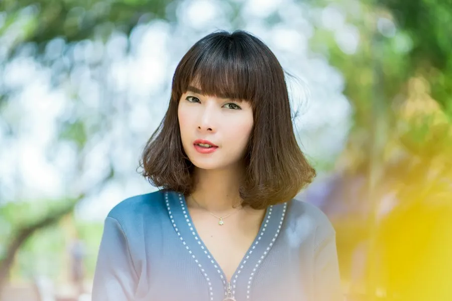 内巻きミディアムのヘアスタイル例